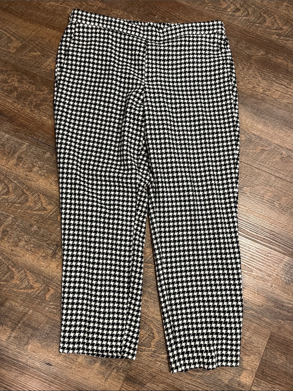 Old Navy women’s Black & White Houndstooth ankle Pants